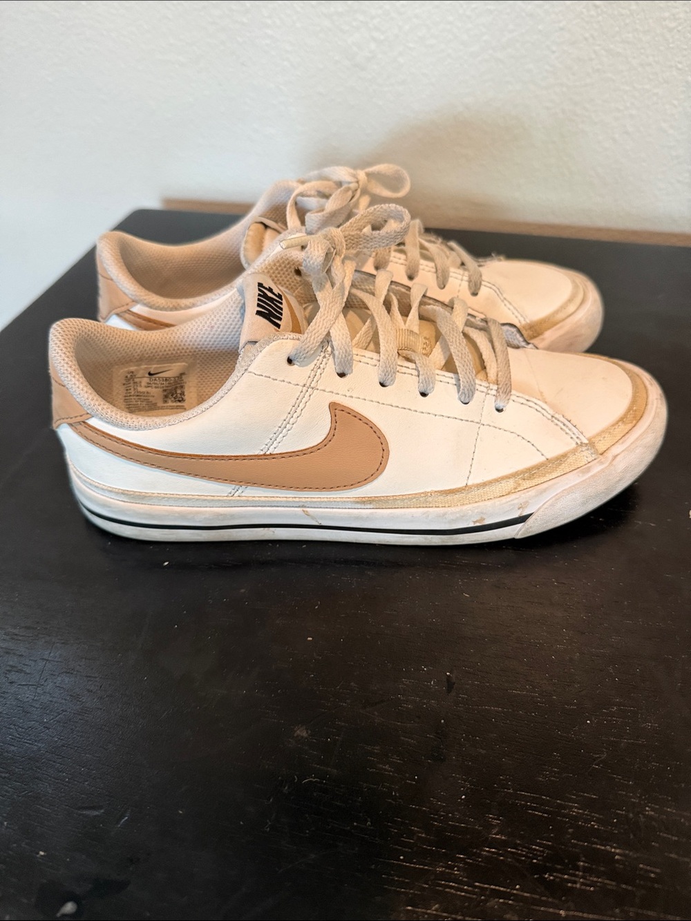 Kids Nike Low-Top Sneakers in White and Tan